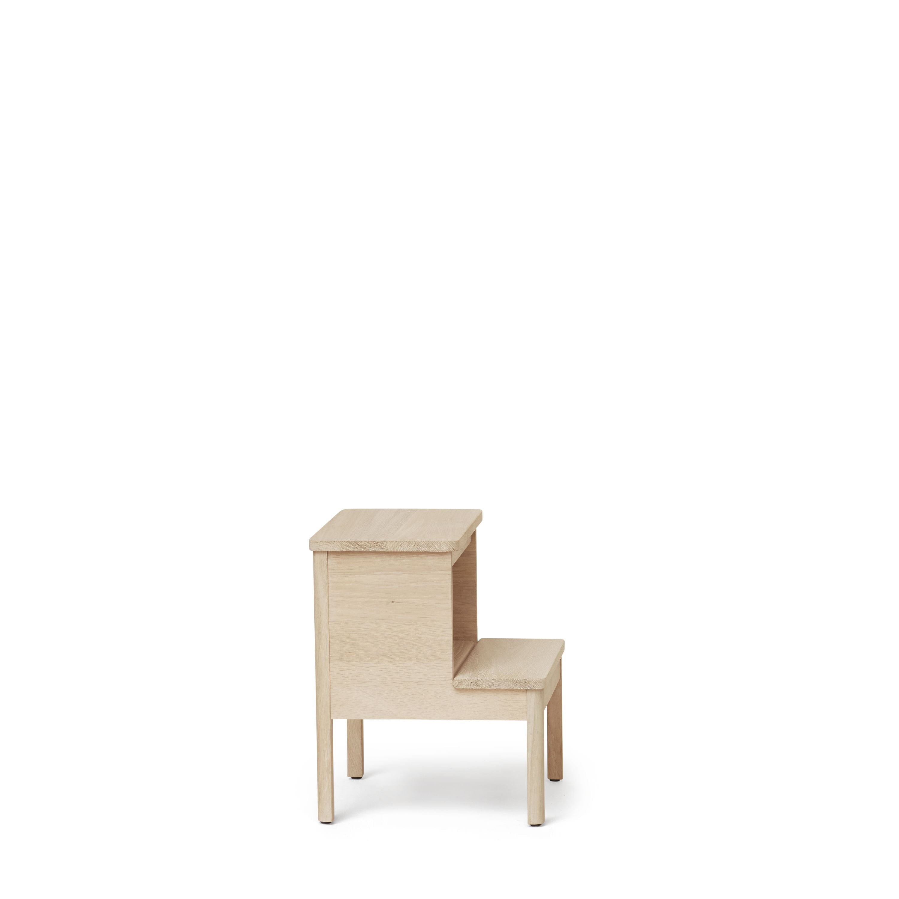 Form & Refine A Line Stepstool. witte eik