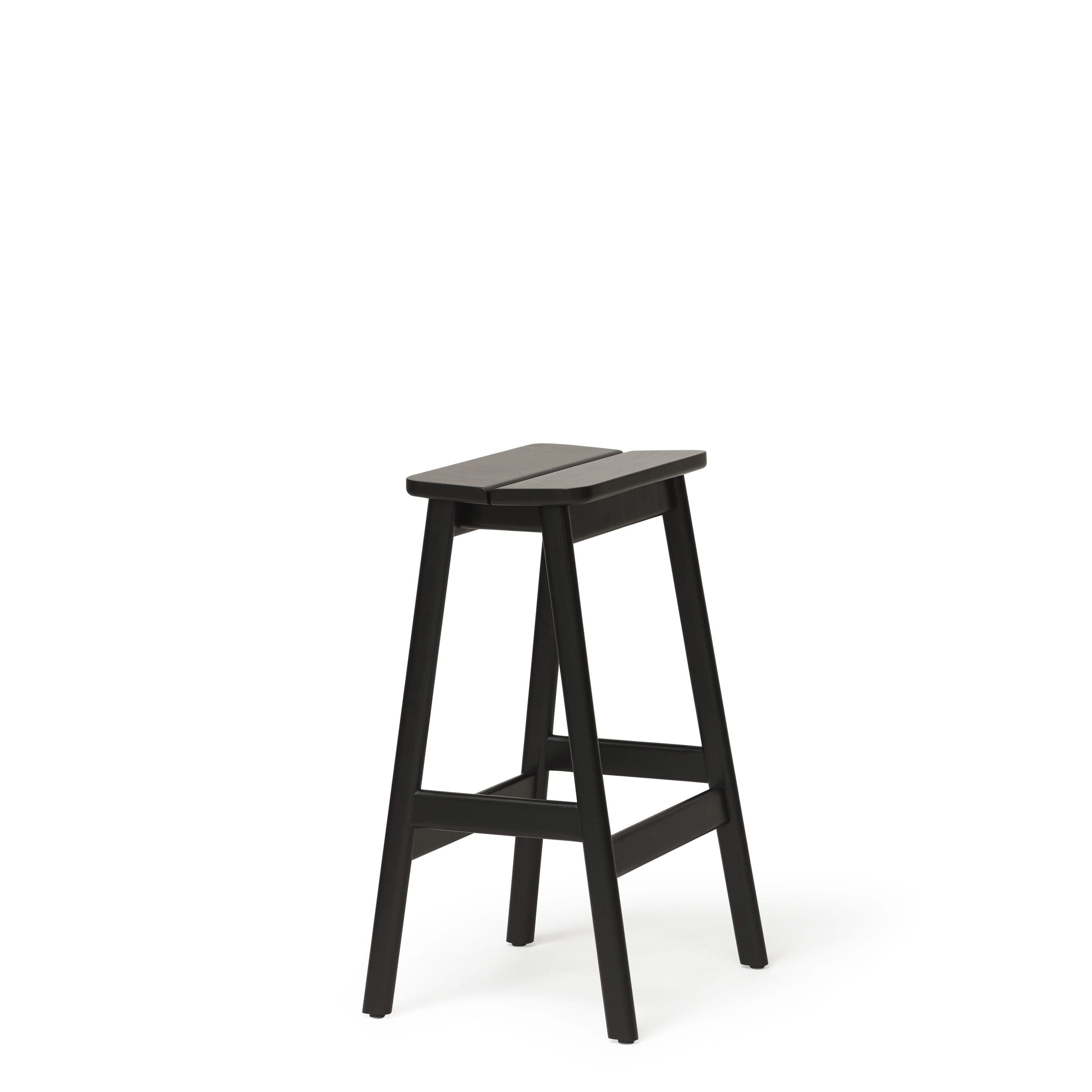 形式和精炼角度标准条凳65厘米。黑色染色的山毛榉