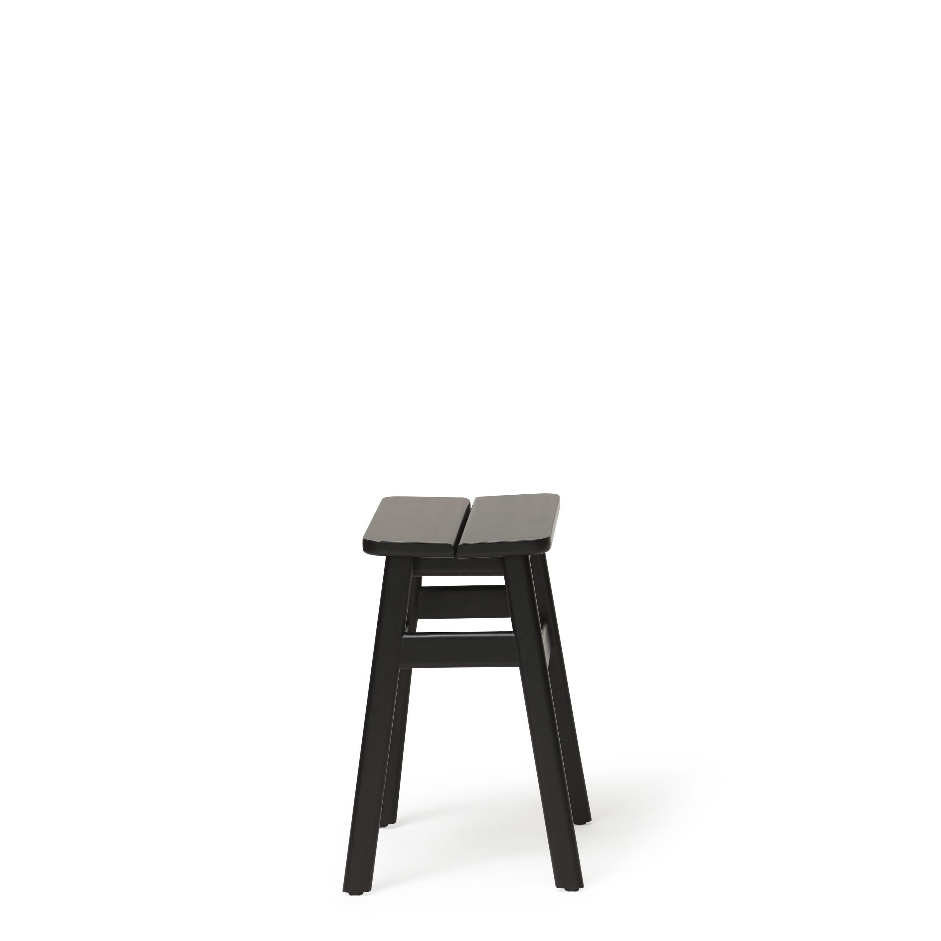Form & Refine Angle Standard Stuhl 45 cm. Schwarz gefärbte Buche