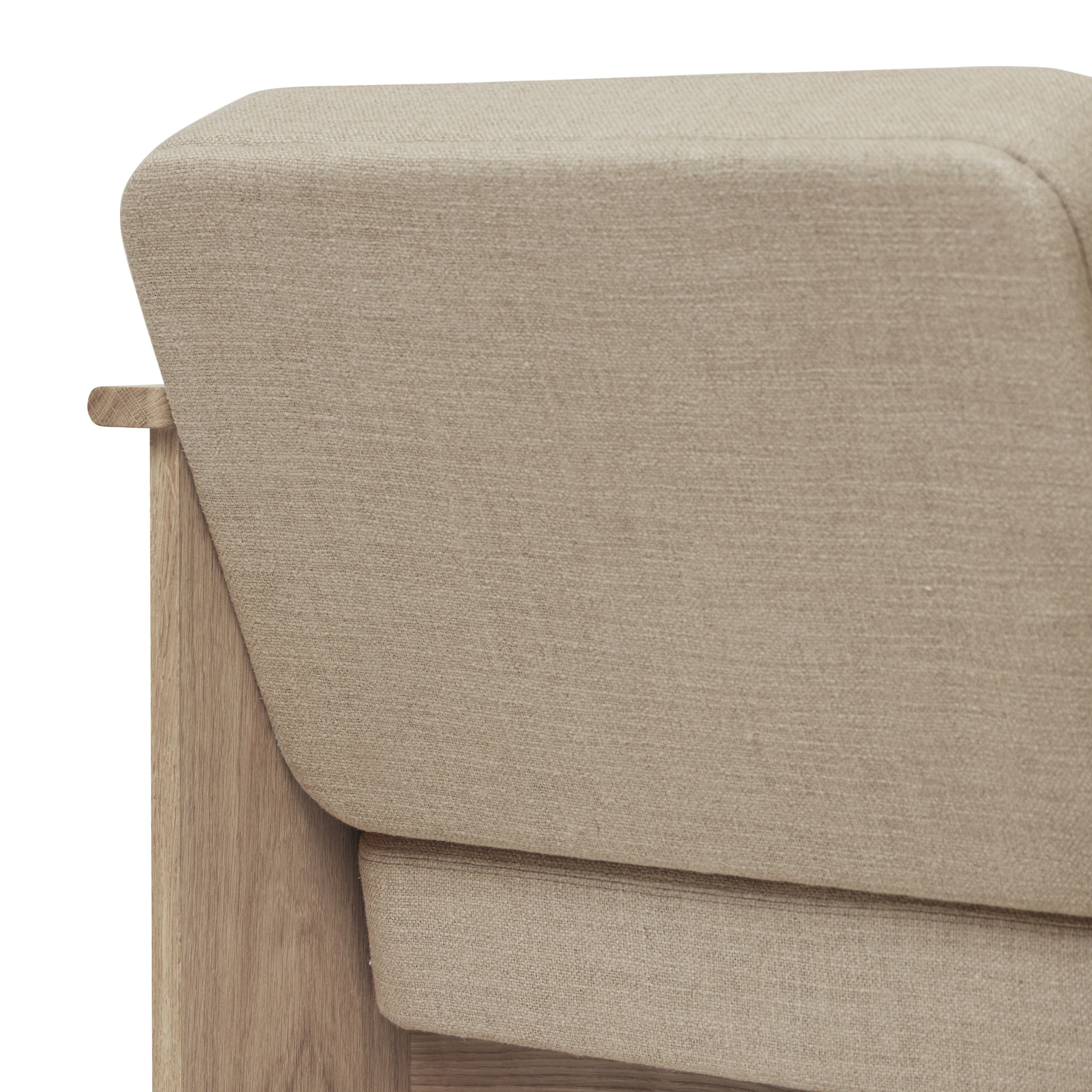 形式和精炼式休息室椅。白油橡木
