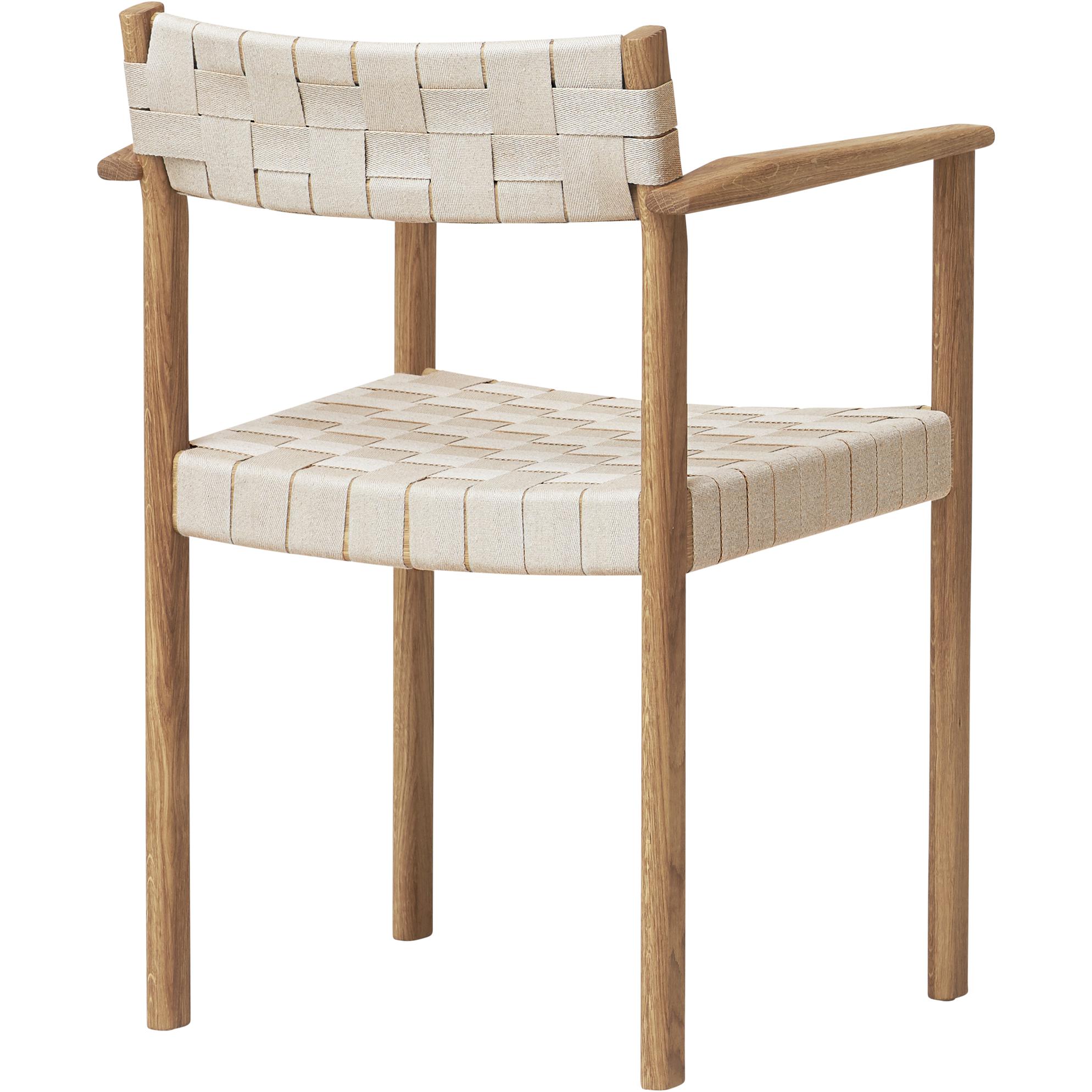 形式和完善的主题扶手椅。橡木