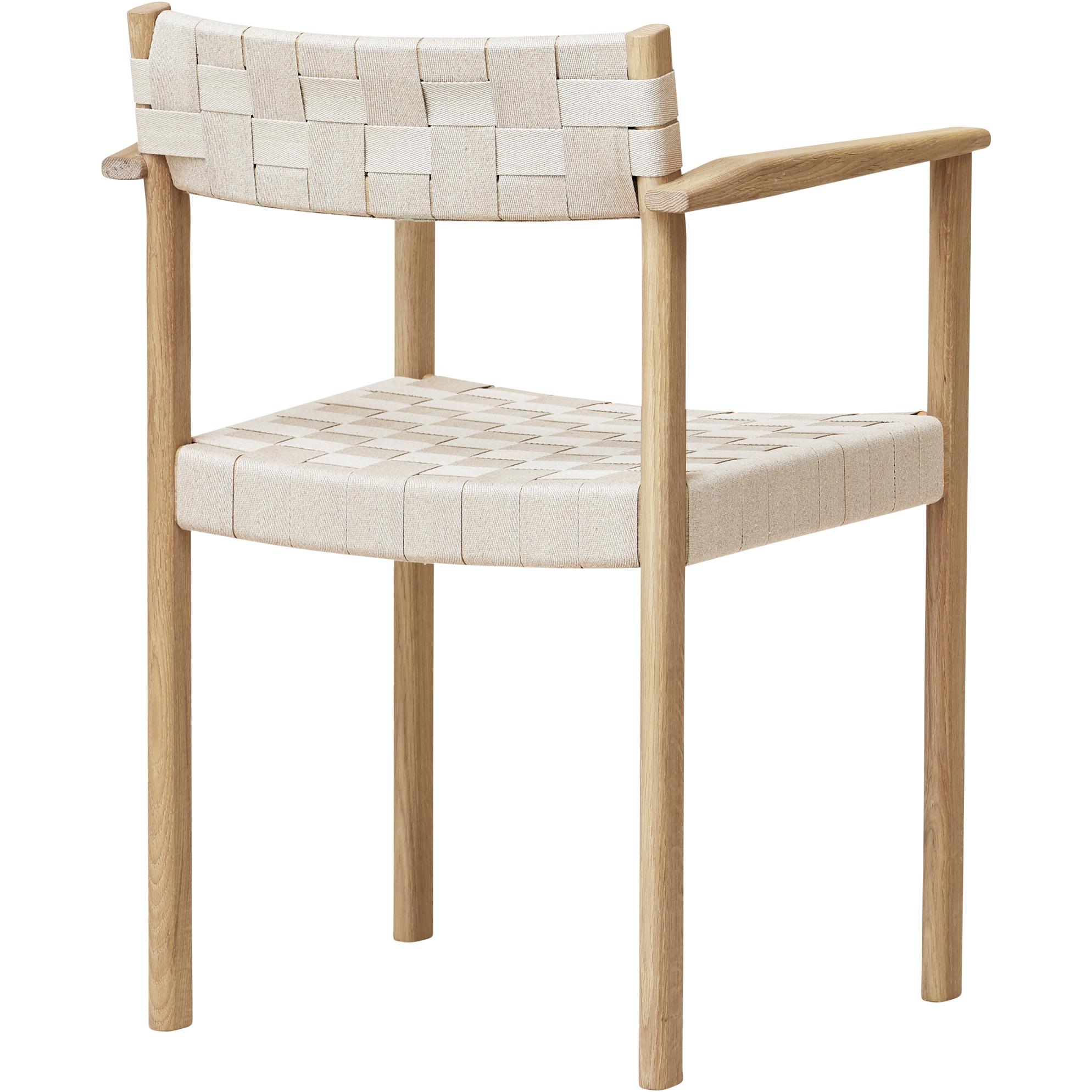 形式和完善的主题扶手椅。白油橡木