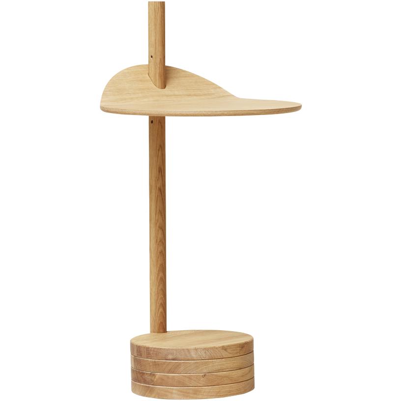 形式和精炼的stilk侧桌。橡木