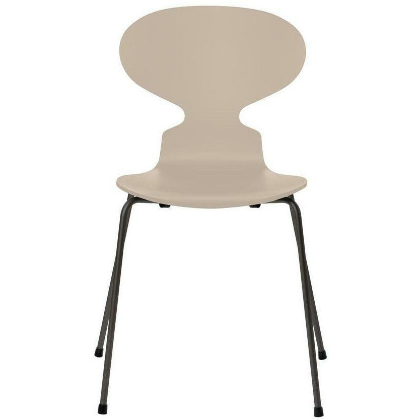 弗里茨·汉森蚂蚁椅漆浅米色外壳，温暖的石墨底座