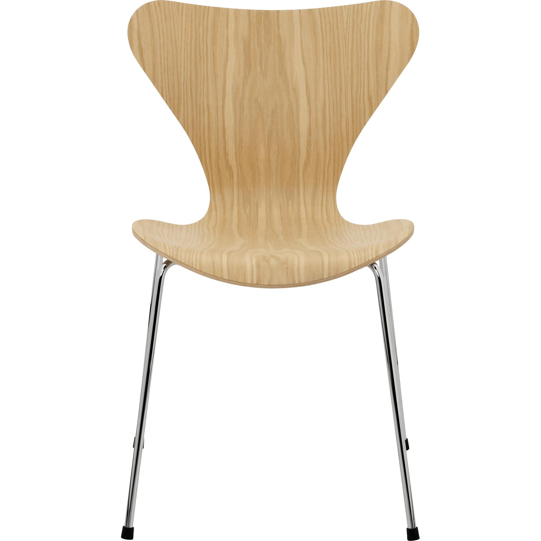 Fritz Hansen Series 7 Chair Veneer Oak Shell, Chromed Steel Base