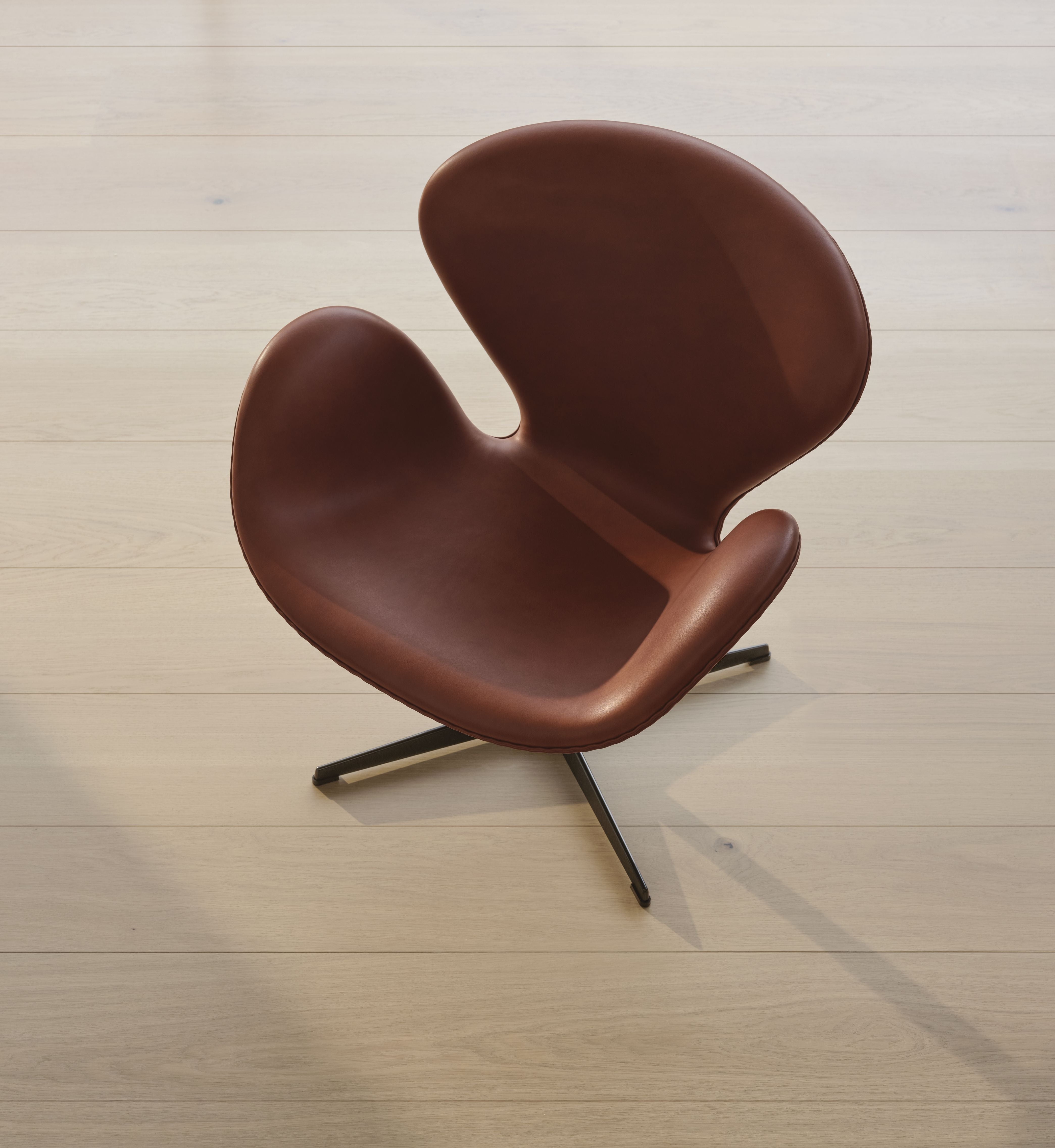 Fritz Hansen Swan Lounge Chair, Collection d'anniversaire en cuir Grace Chestnut
