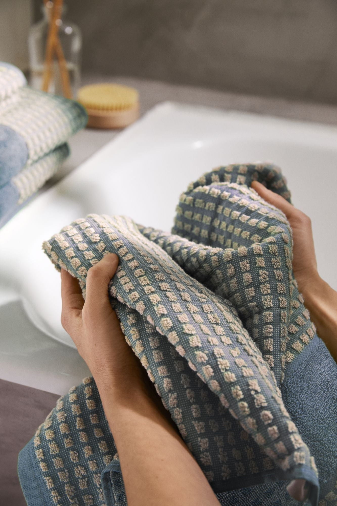 Juna Controleer de handdoek 50x100 cm, lichtblauw/zand