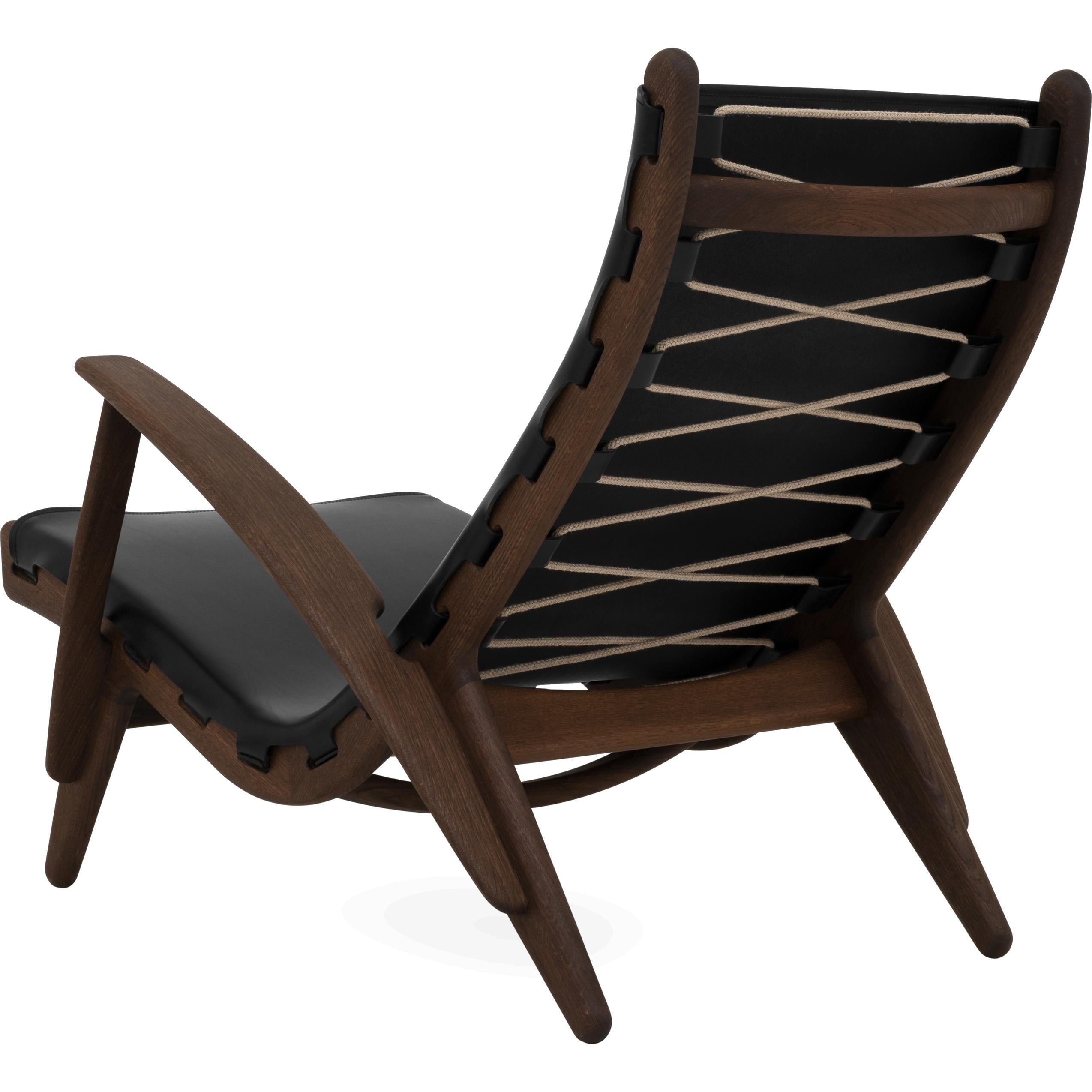 Klassik Studio PV King's stoel gerookt eiken, zwart leer