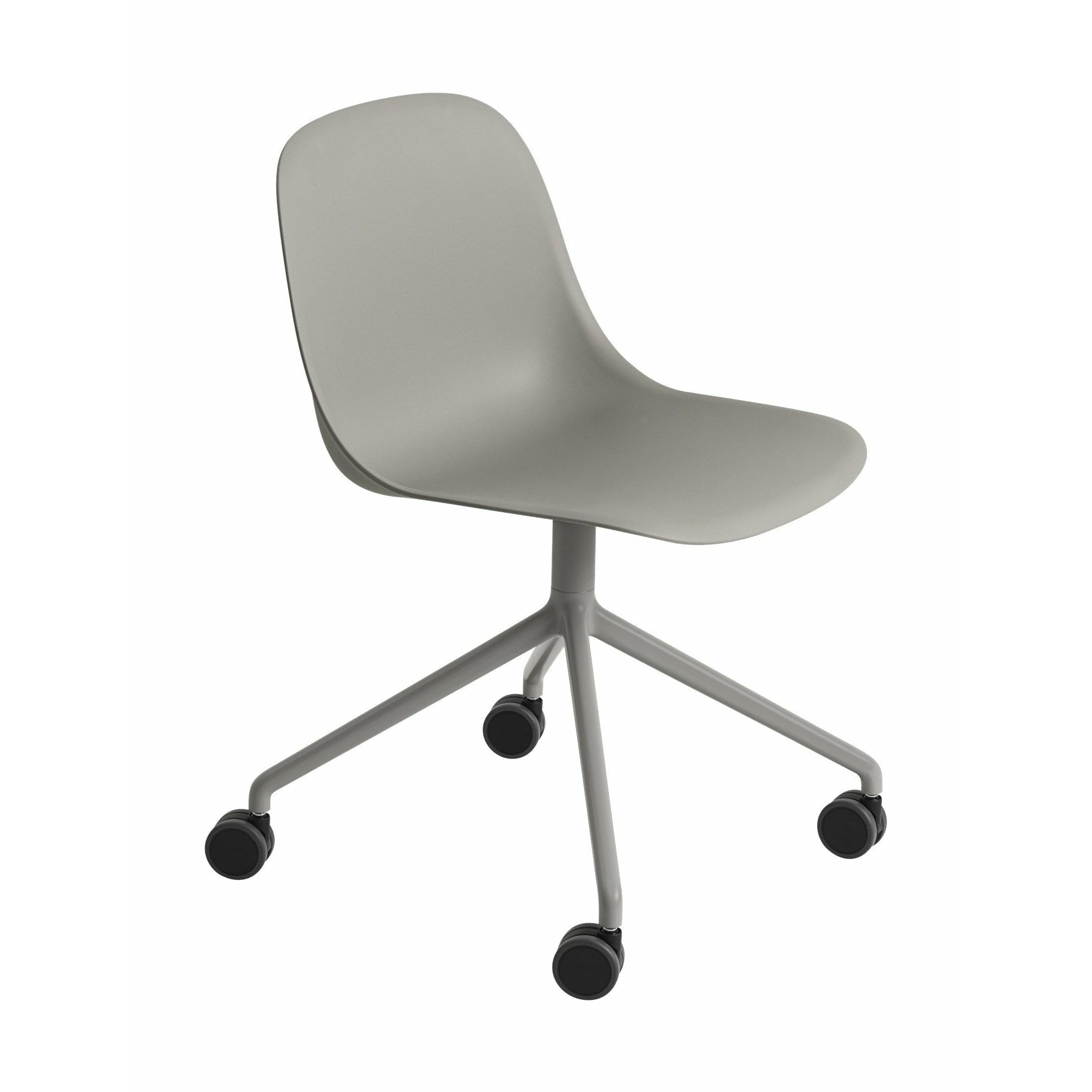 Muuto Fiber Side Chair aus recyceltem Kunststoff, drehbar mit Rädern, grau/grau