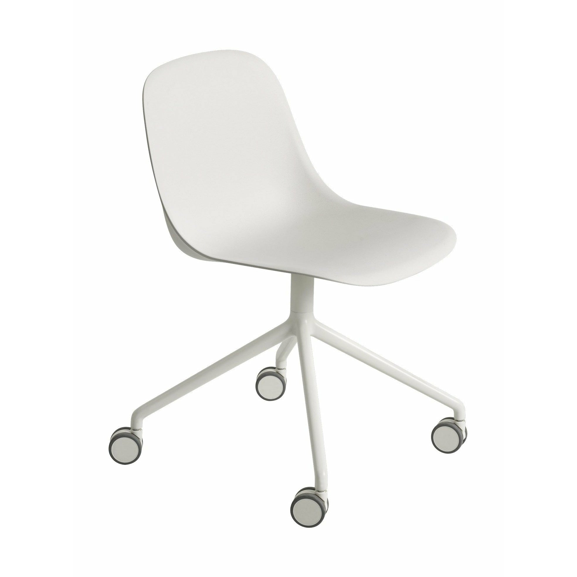 Muuto纤维侧椅，由带轮，天然白/白色的再生塑料旋转制成