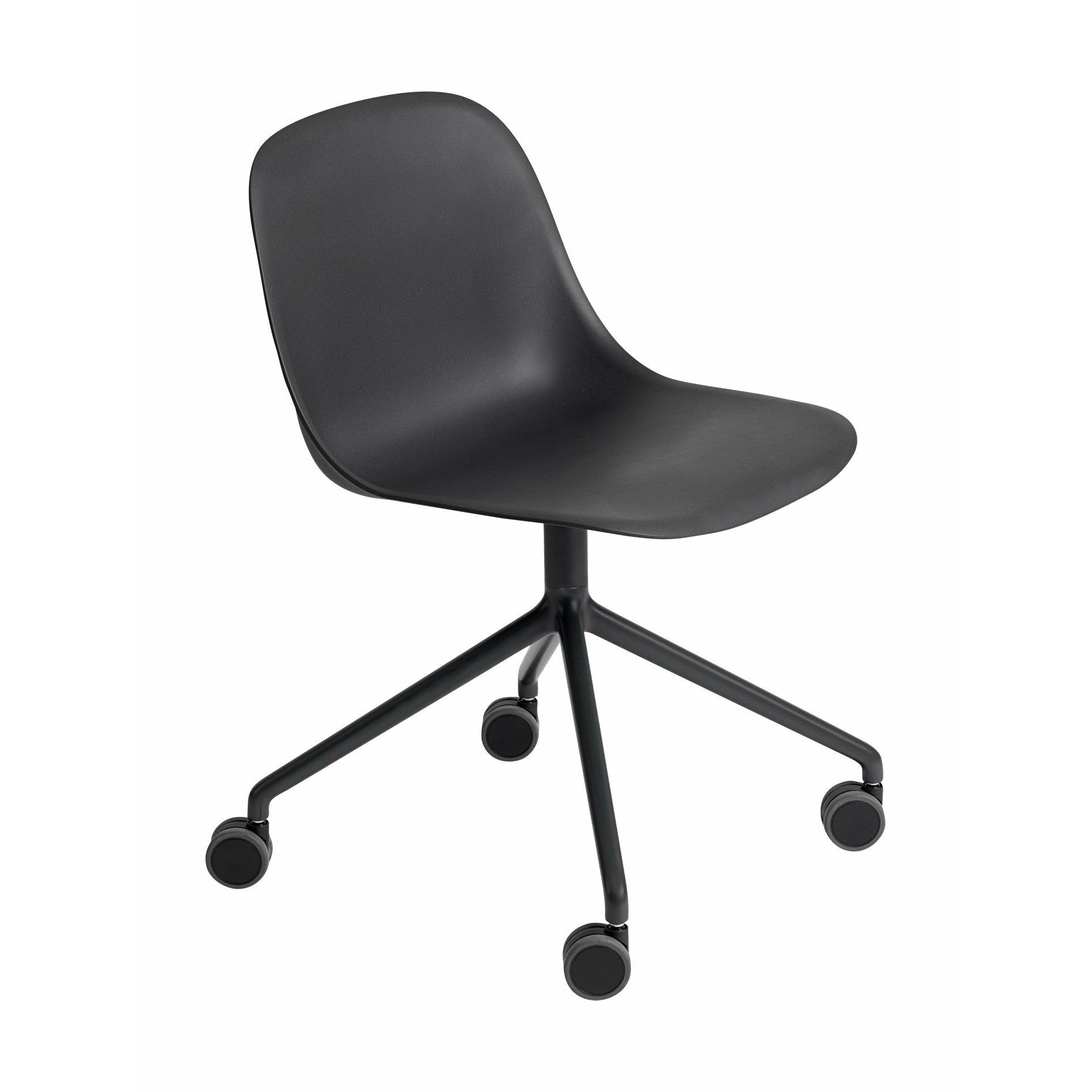 Muuto纤维侧椅，由带轮，黑色/黑色的再生塑料旋转制成