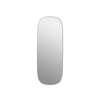 Muuto Indrammet spejl stor, grå (klar)