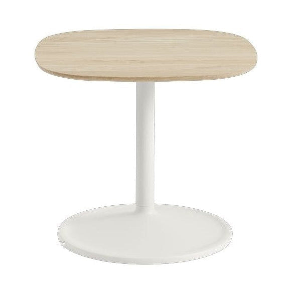 Muuto软侧桌ØxH 45x40，固体橡木/折白