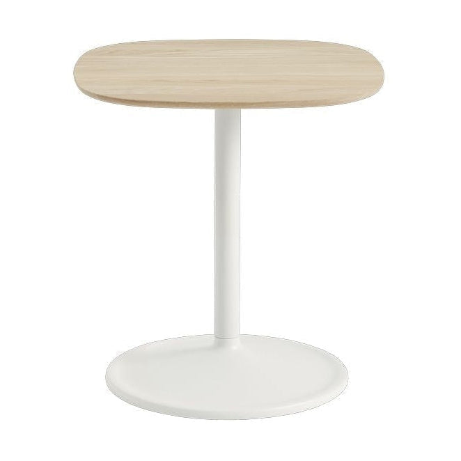 Muuto软侧桌ØxH 45x48，固体橡木/折白