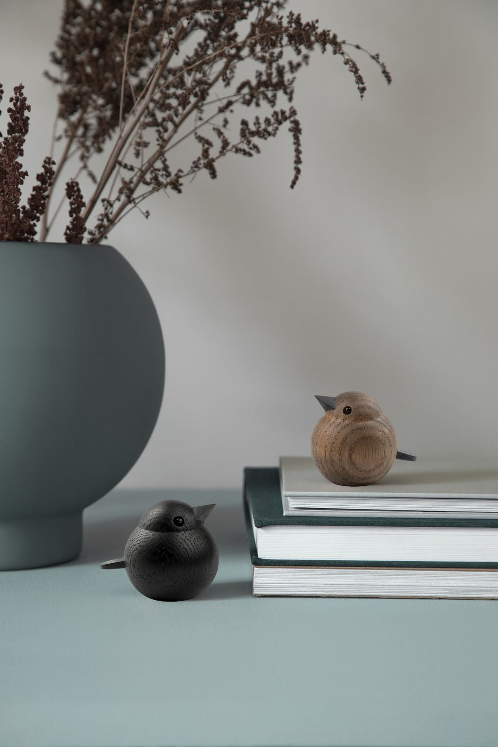 Novoform Design Baby Sparrow dekorativ figur, svart färgad ek