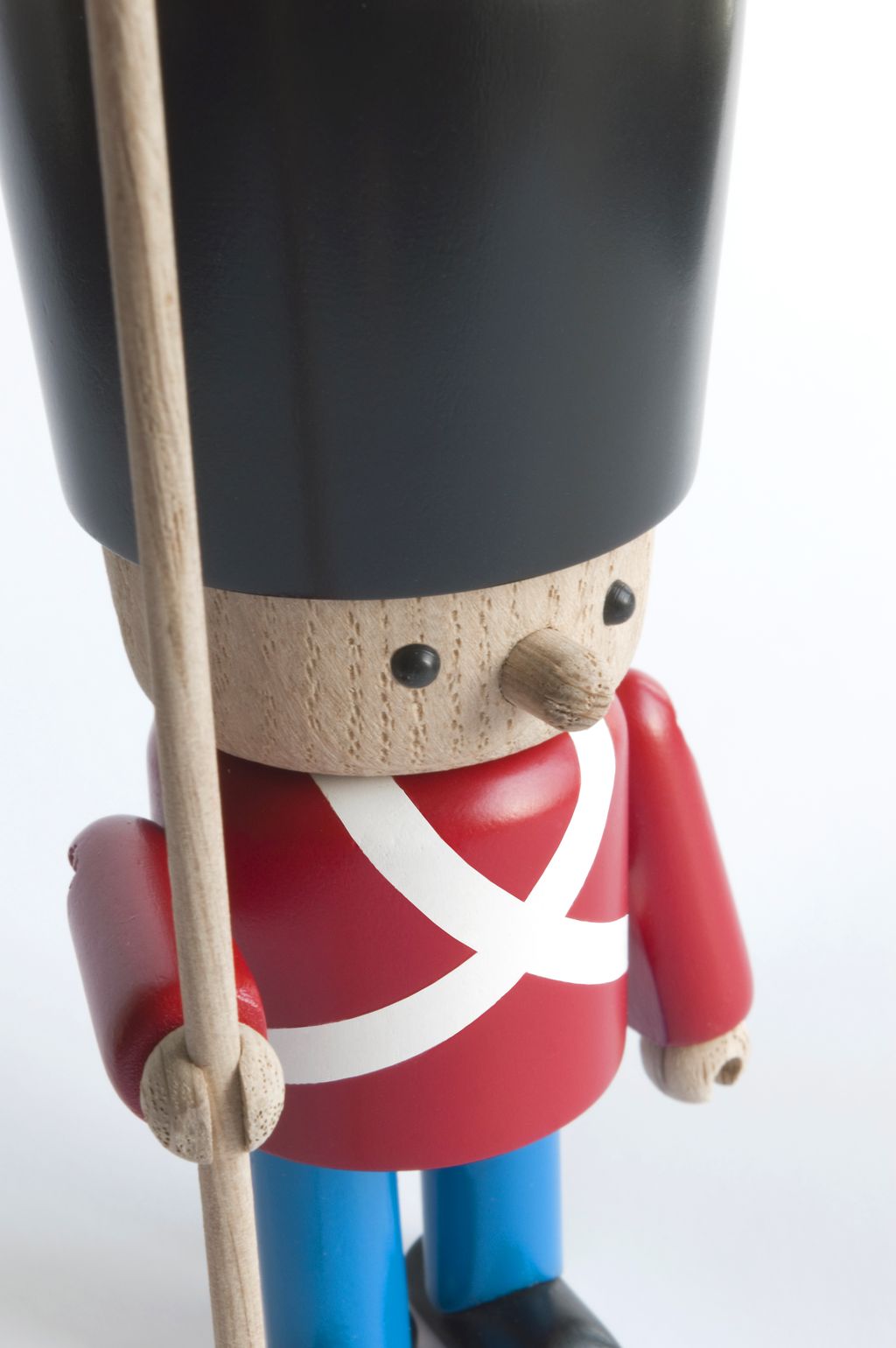 Novoform Design Deense koninklijke bewaker decoratieve figuur, rood uniform
