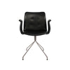Bent Hansen Primum -tuoli, jossa käsinoja on ruostumattomasta teräksestä valmistettu, musta zenso -nahka