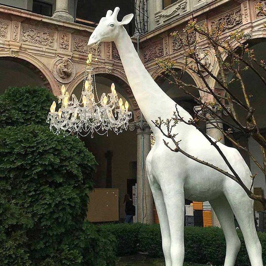 Qeeboo Giraffe In Love Stehleuchte für draußen H 4m, Weiß