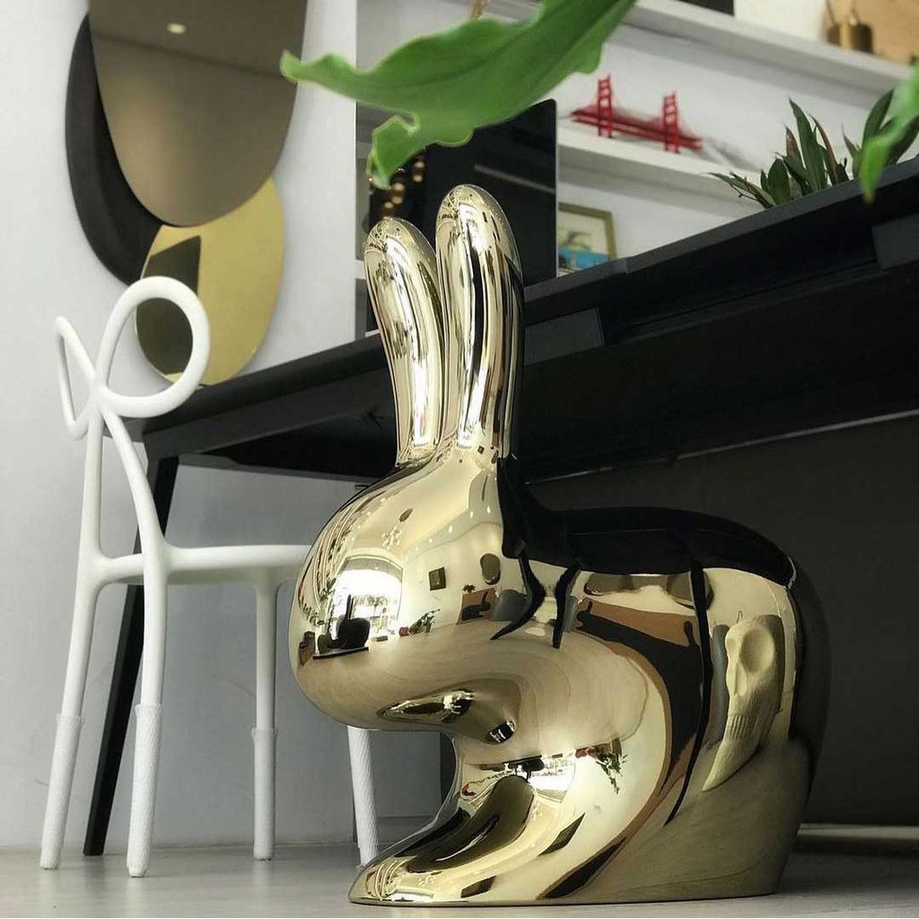 Qeeboo兔子椅子金属饰面，金色