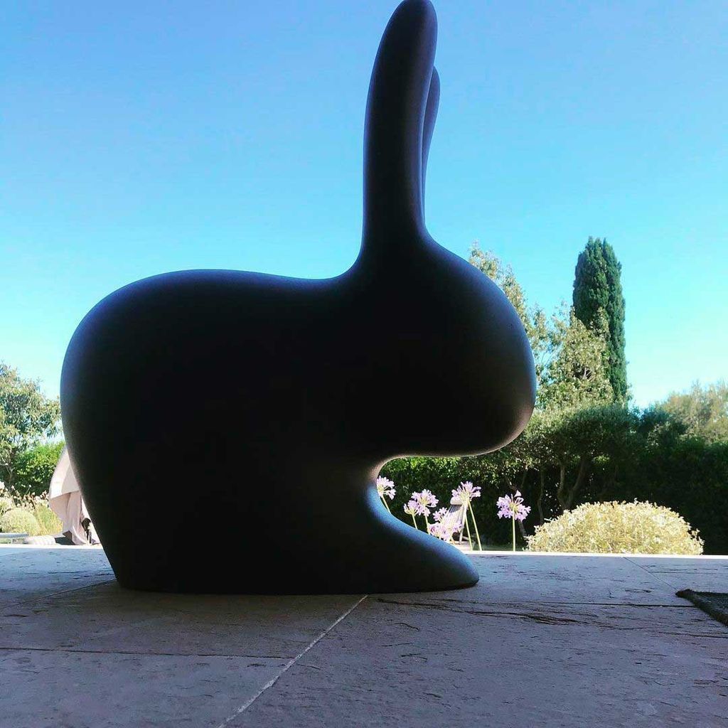 Qeeboo Bunny stol af Stefano Giovannoni, sort