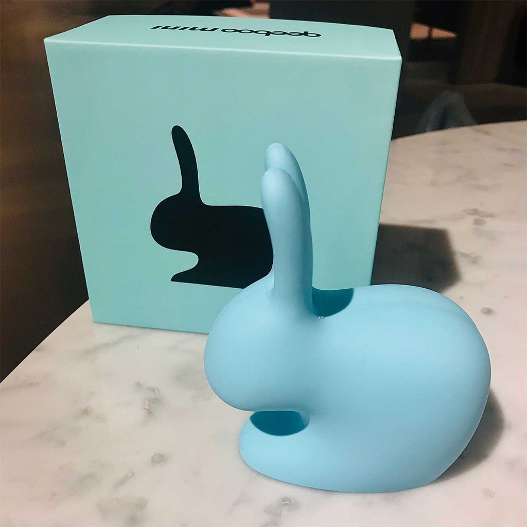 Qeeboo Rabbit Mini Tragbares Ladegerät, blau