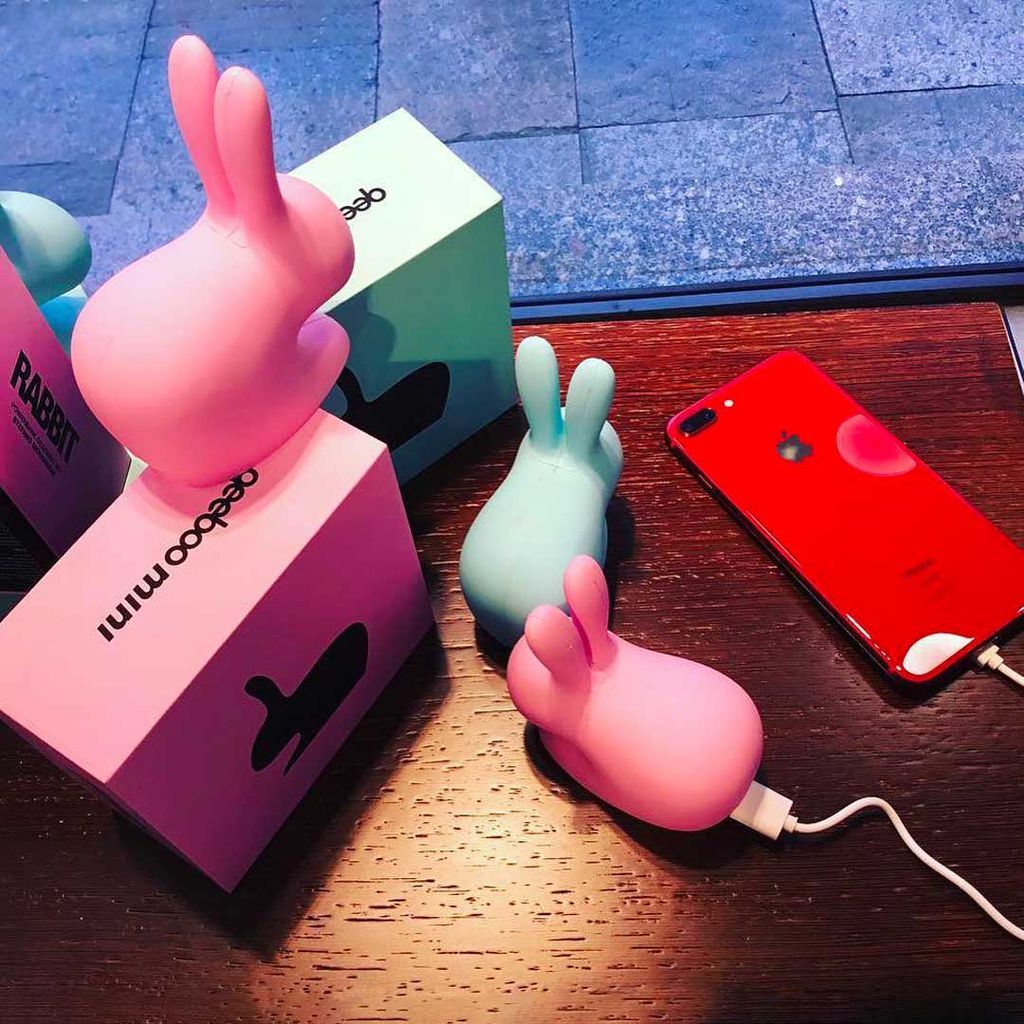 Qeeboo Rabbit Mini Portable Charger, roze