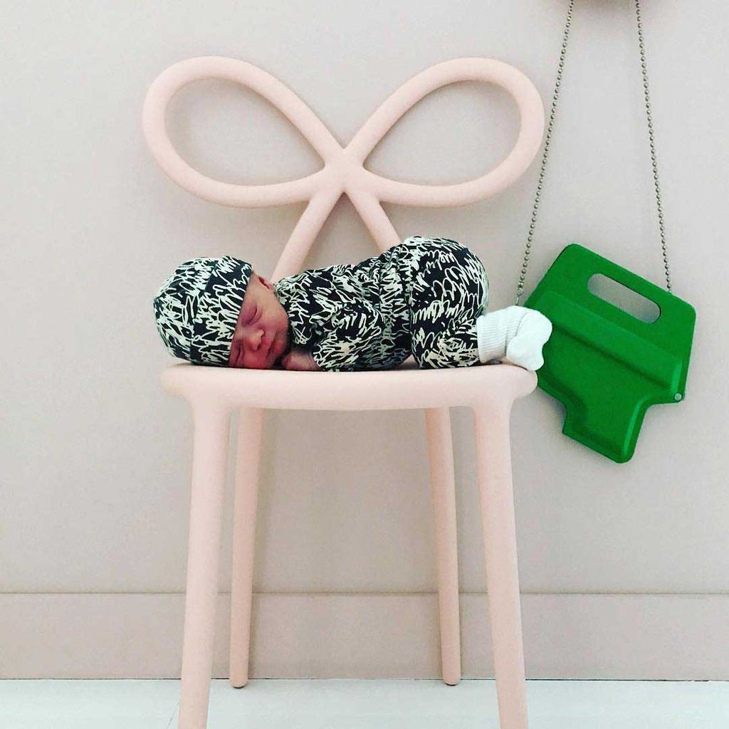 Nika Zupanc的Qeeboo丝带椅，粉红色