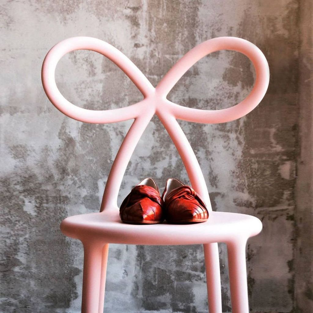 Qeeboo Båndstol af Nika Zupanc, lyserød