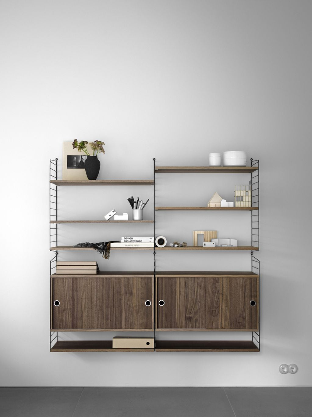 String Furniture String System Cabinet Element met schuifdeuren Walnut, 30x78x42 cm