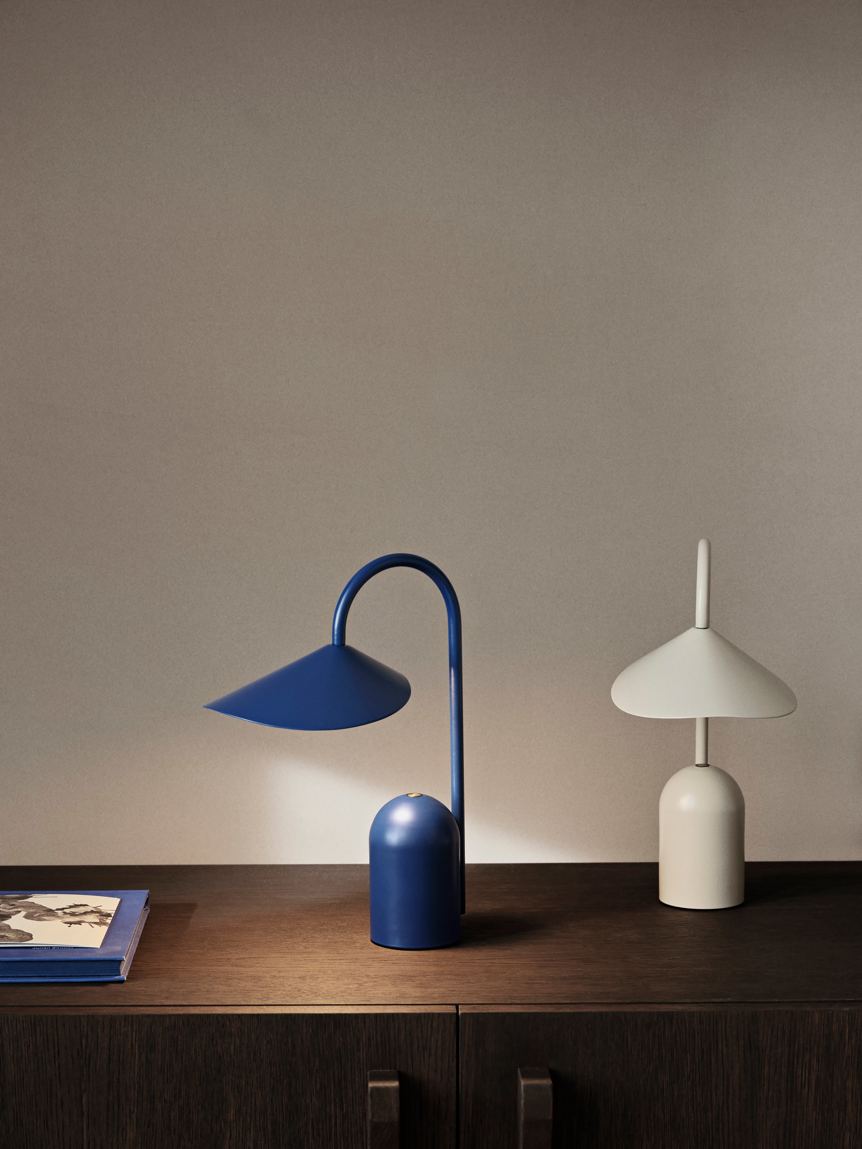Ferm Living Lampe portable Arum bleu vif