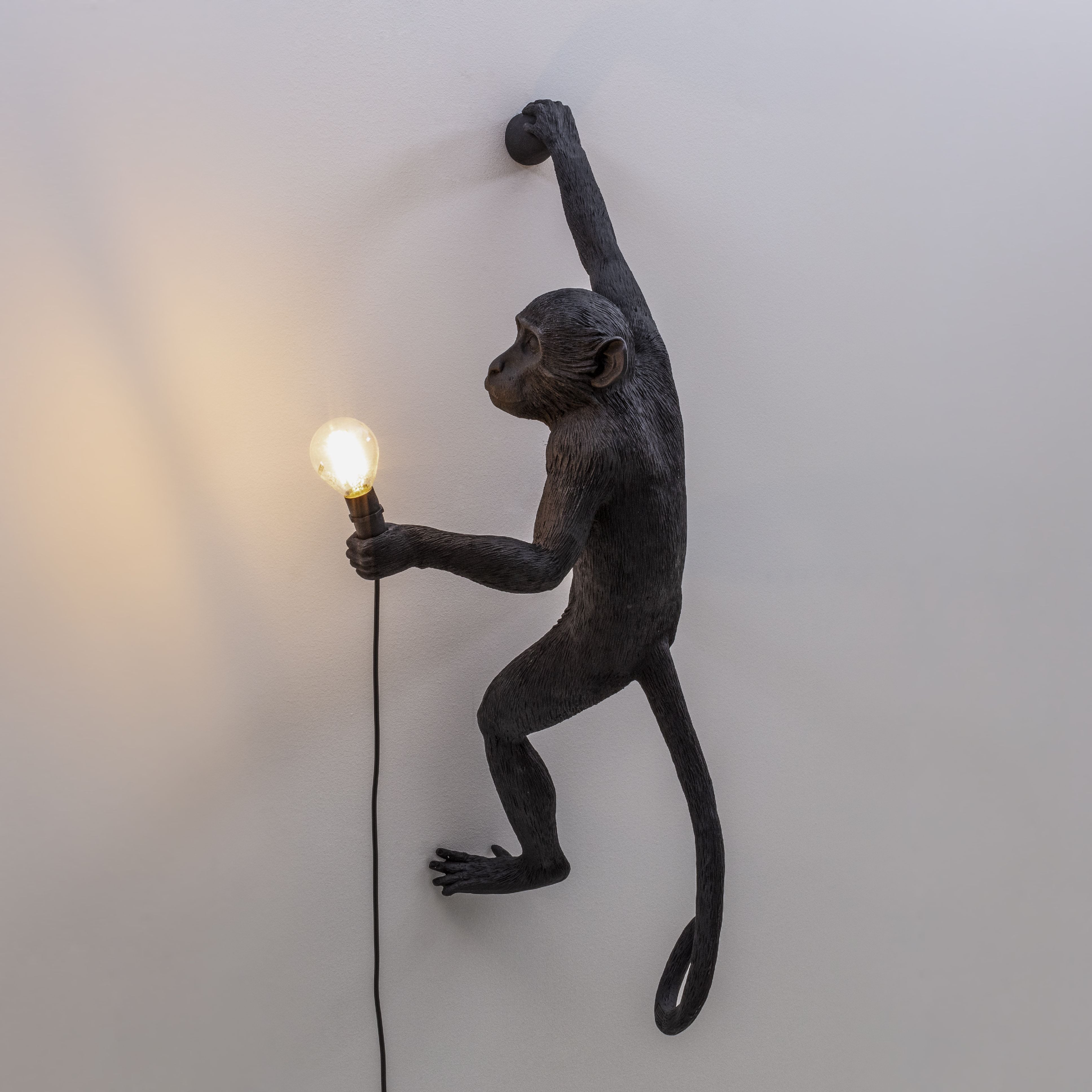 Seletti Affenlampe schwarz, rechte Hand hängen