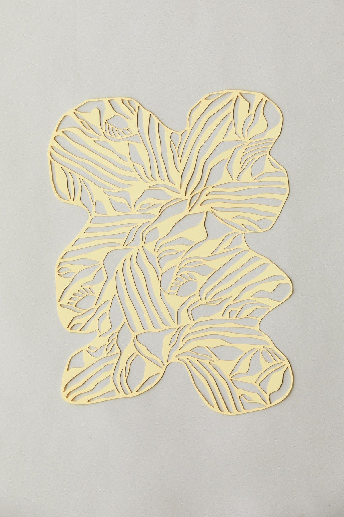Studio sul rettangolo organico di papercut A4, giallo