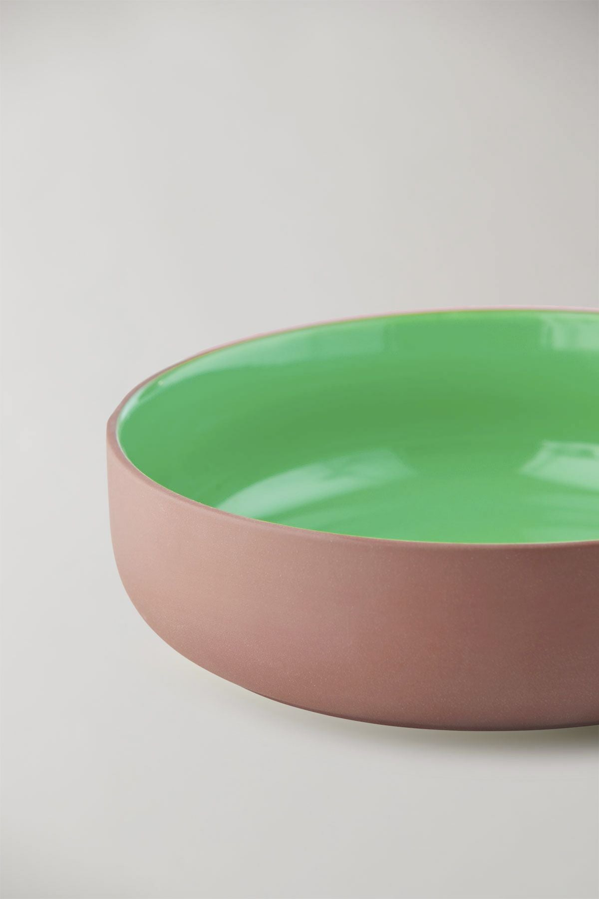 Studio über Clayware Serving Bowl, Terrakotta/Grün