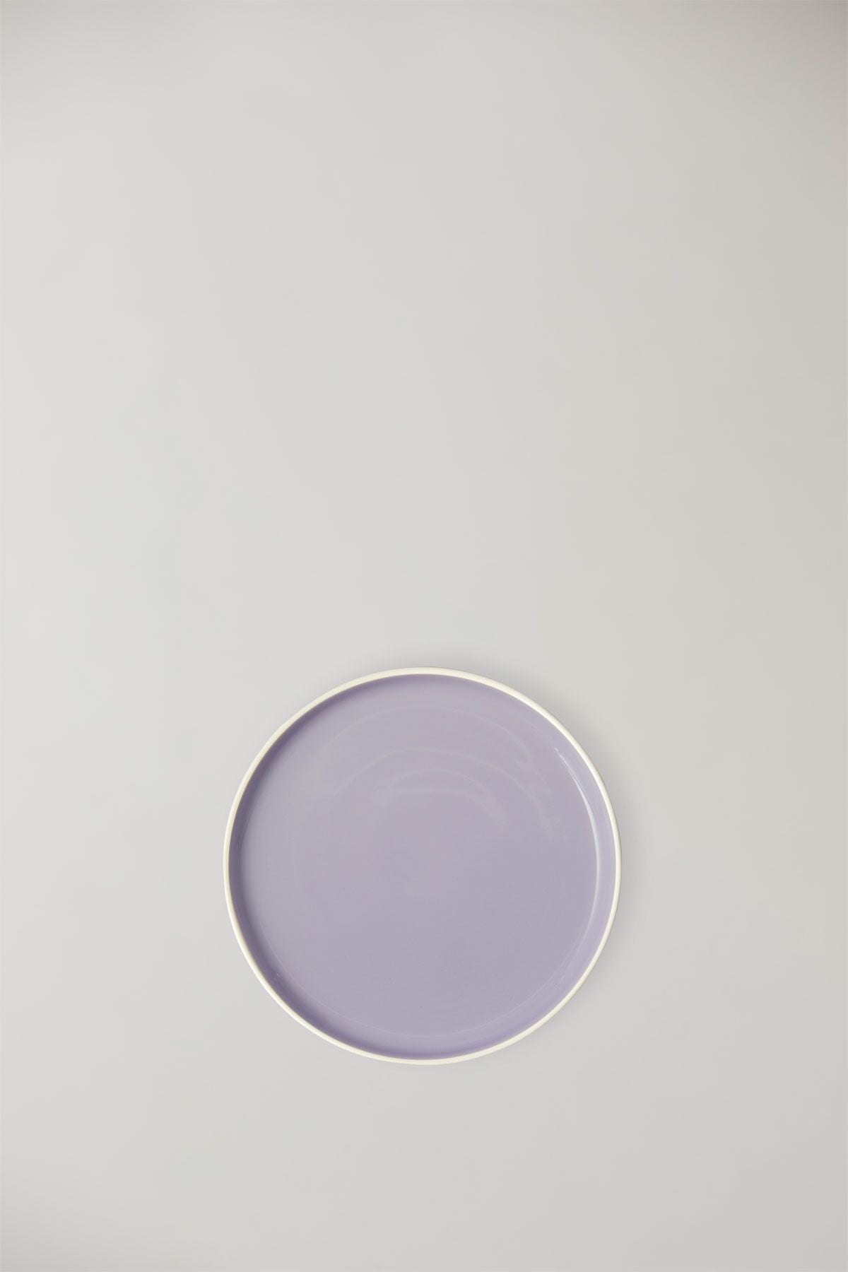 Estudio sobre plato de servicio de arcilla, marfil/luz púrpura