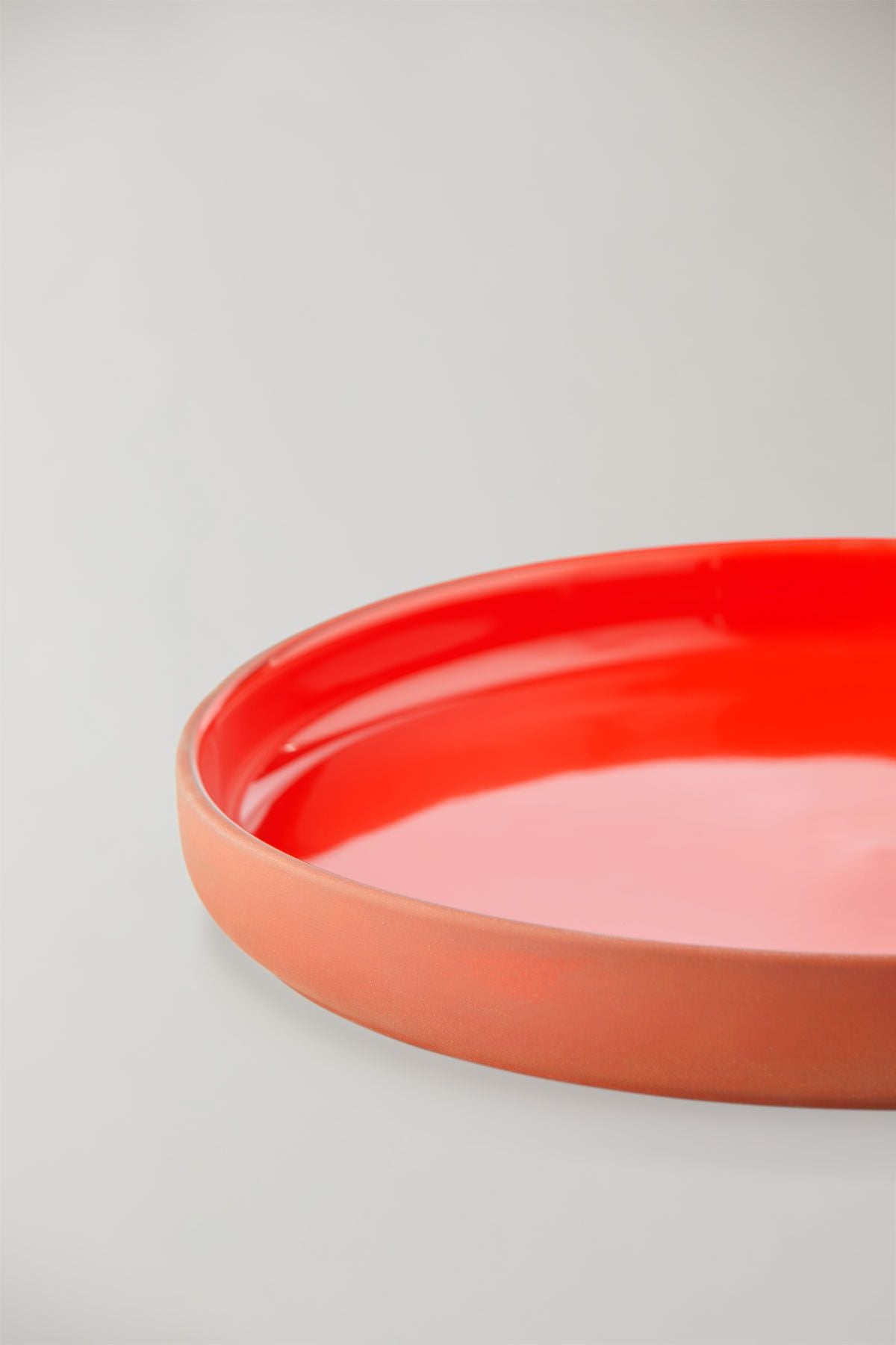 Estudio sobre Clayware para servir plato, terracota/rojo