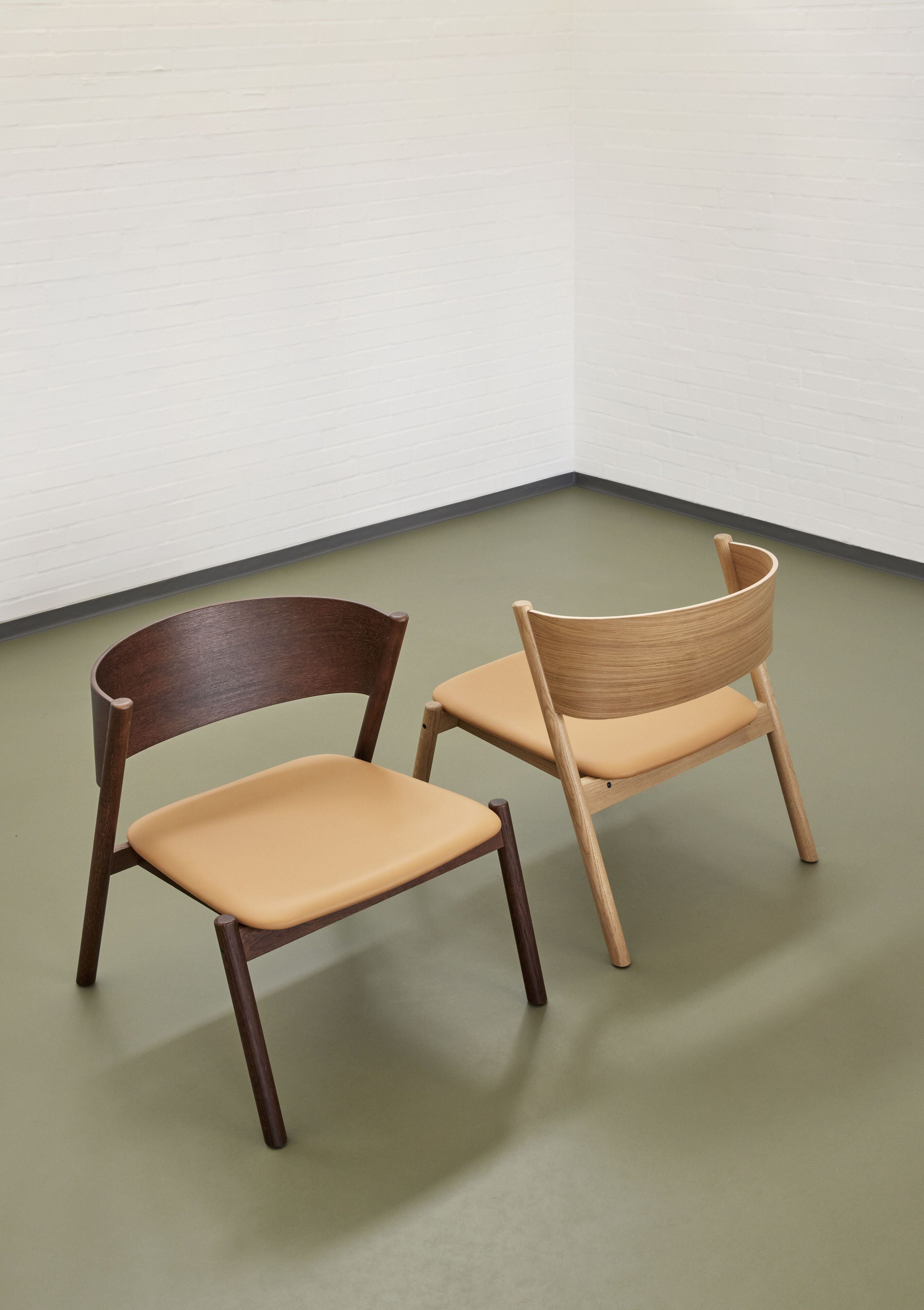 Asiento de sillón oblicuo de Hübsch, marrón oscuro