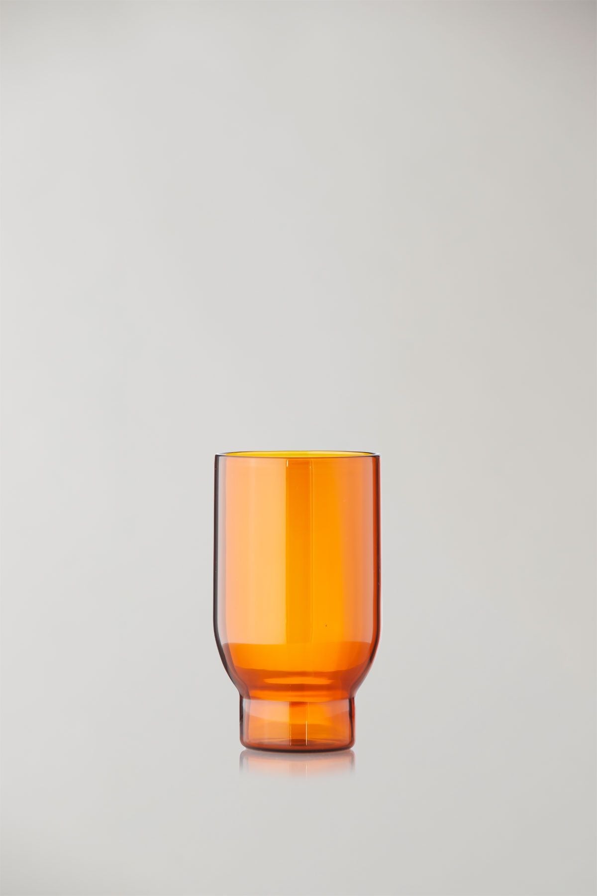Studio sur l'ensemble de verre de verre de 2 verres à eau, ambre