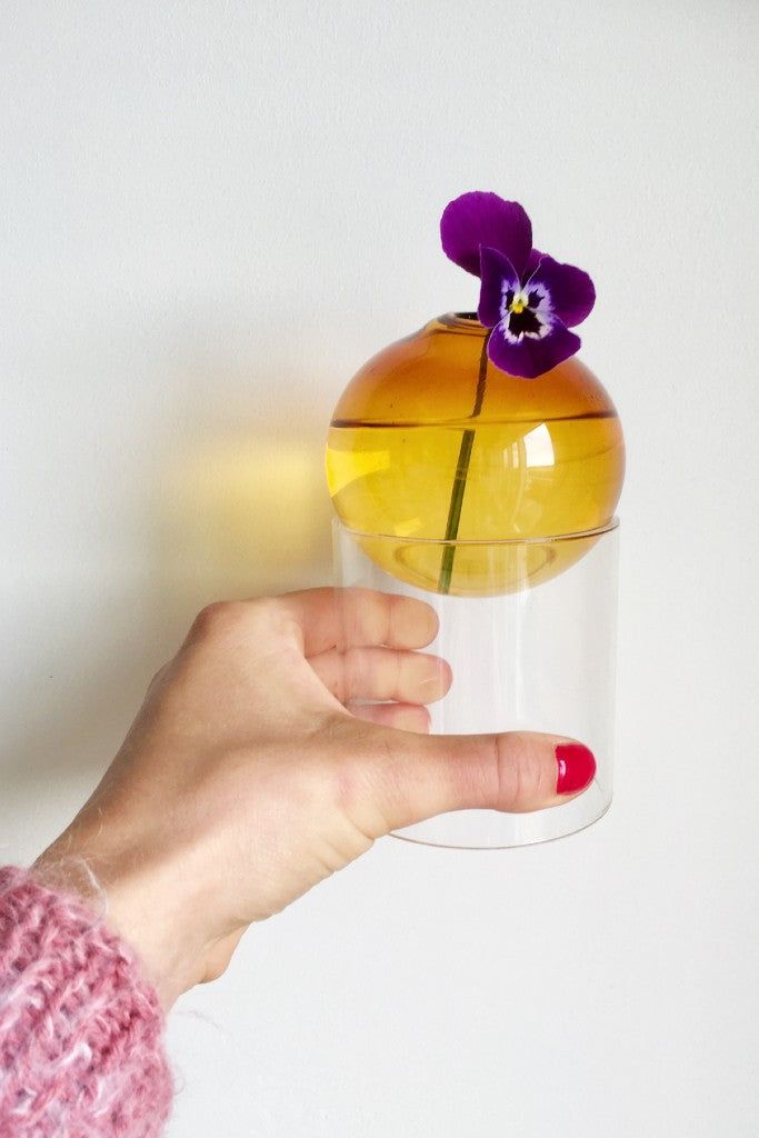 Studio sur le vase à bulles de fleur debout 10 cm, ambre