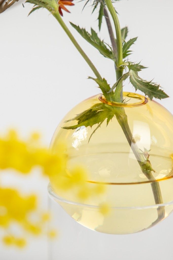 Studio sur le vase à bulles de fleur debout 10 cm, jaune