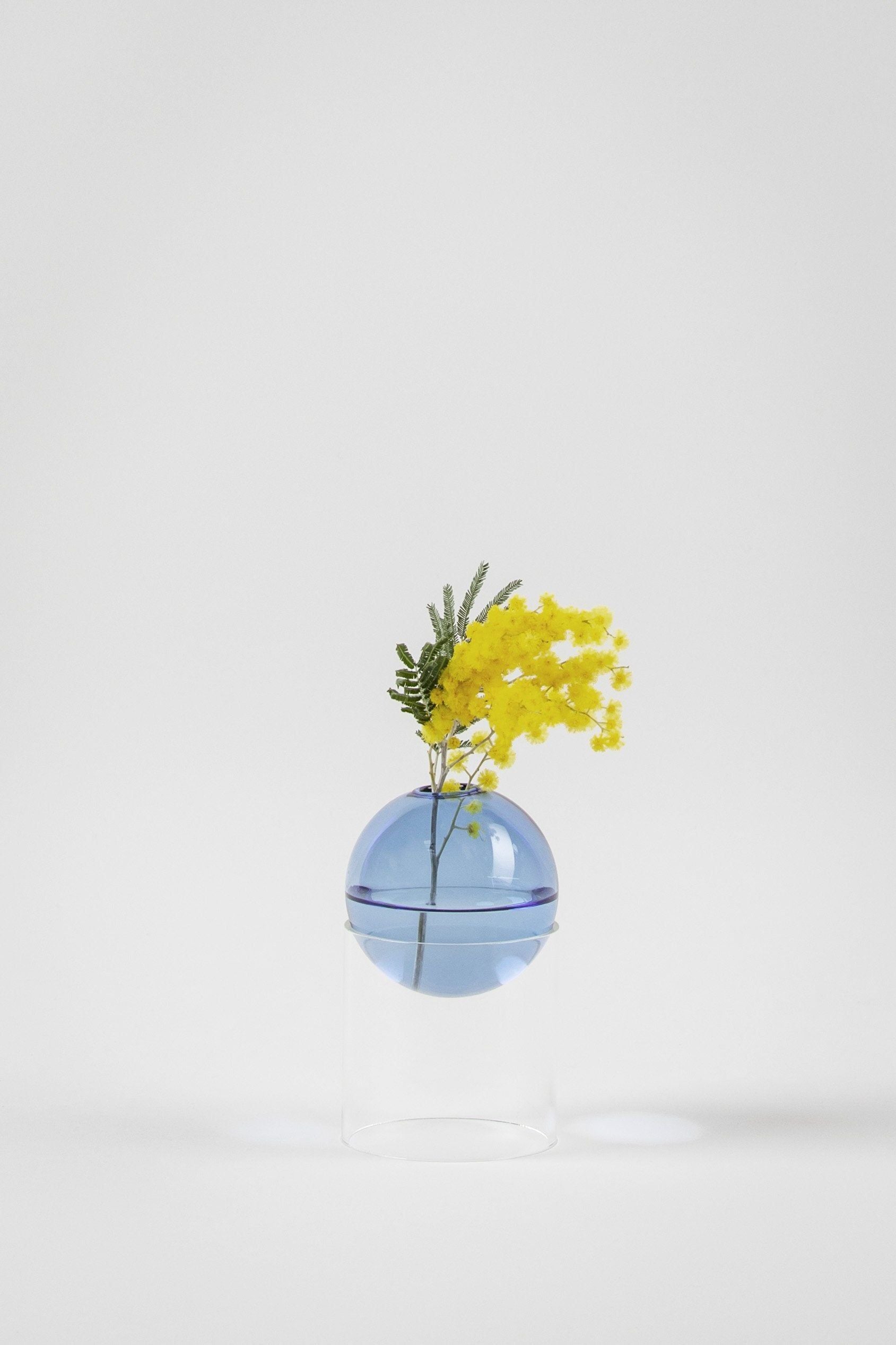 Studio sur le vase à bulles de fleur debout 13 cm, bleu