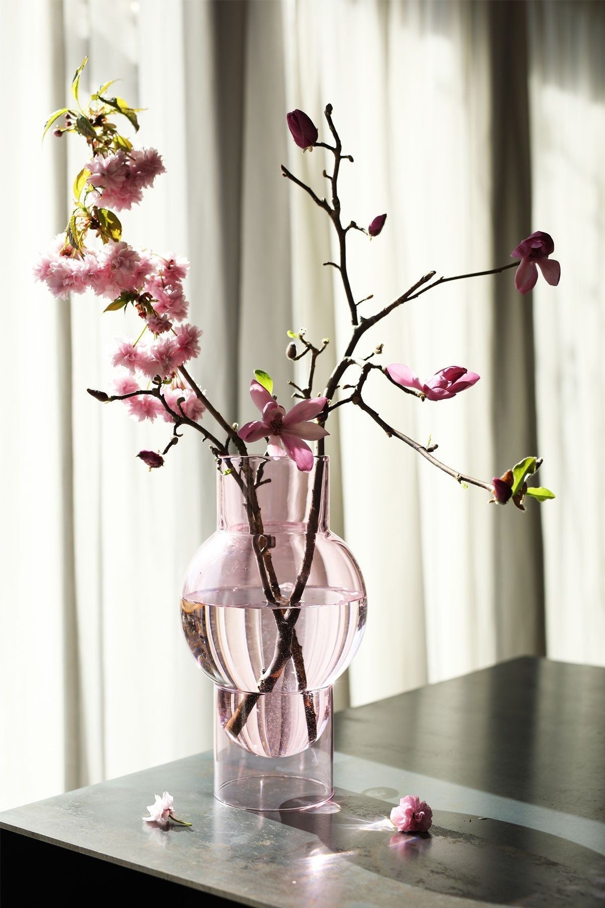 Vase de tube à bulles sur le vase à bulles, rose