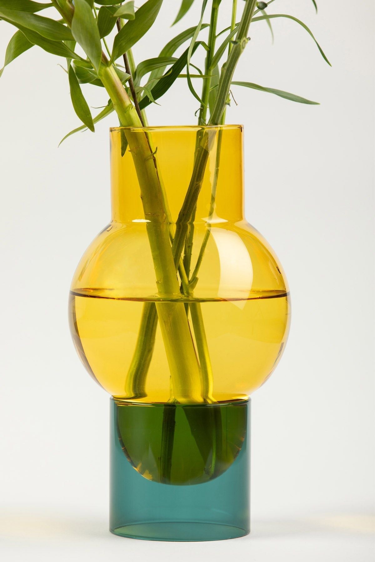 Studio sur le vase à tube à bulles, jaune