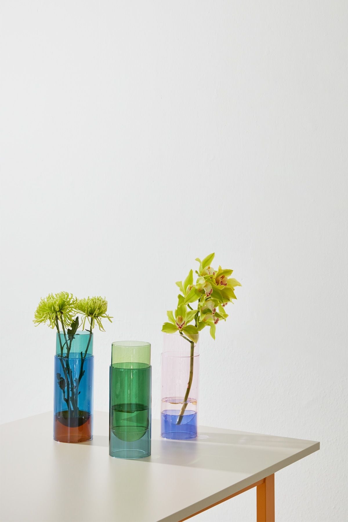 Estudio sobre jarrón de tubos de bouquet, azul