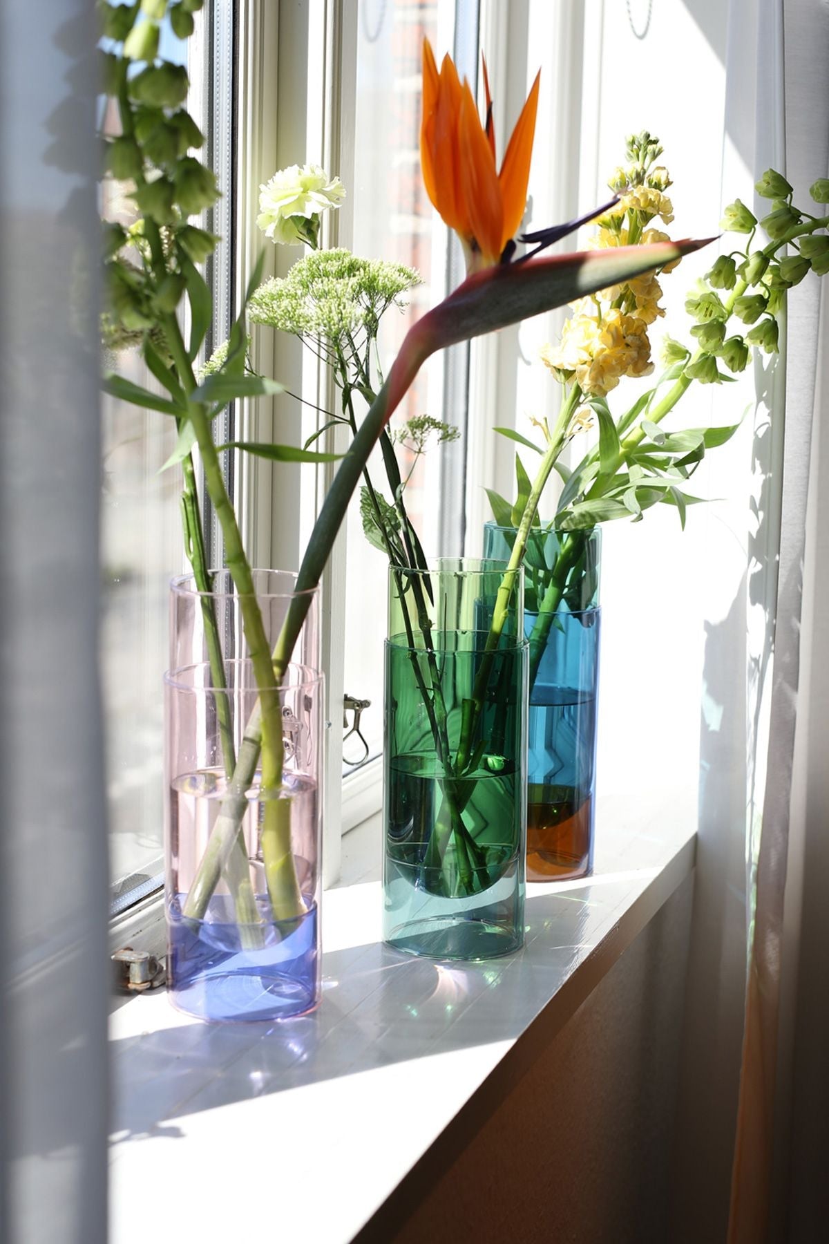 Studio sur le vase à tube de bouquet, vert
