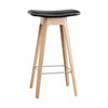 Andersen Furniture HC1 Sgabello da bar in quercia, sedile in pelle nera, H 67 cm