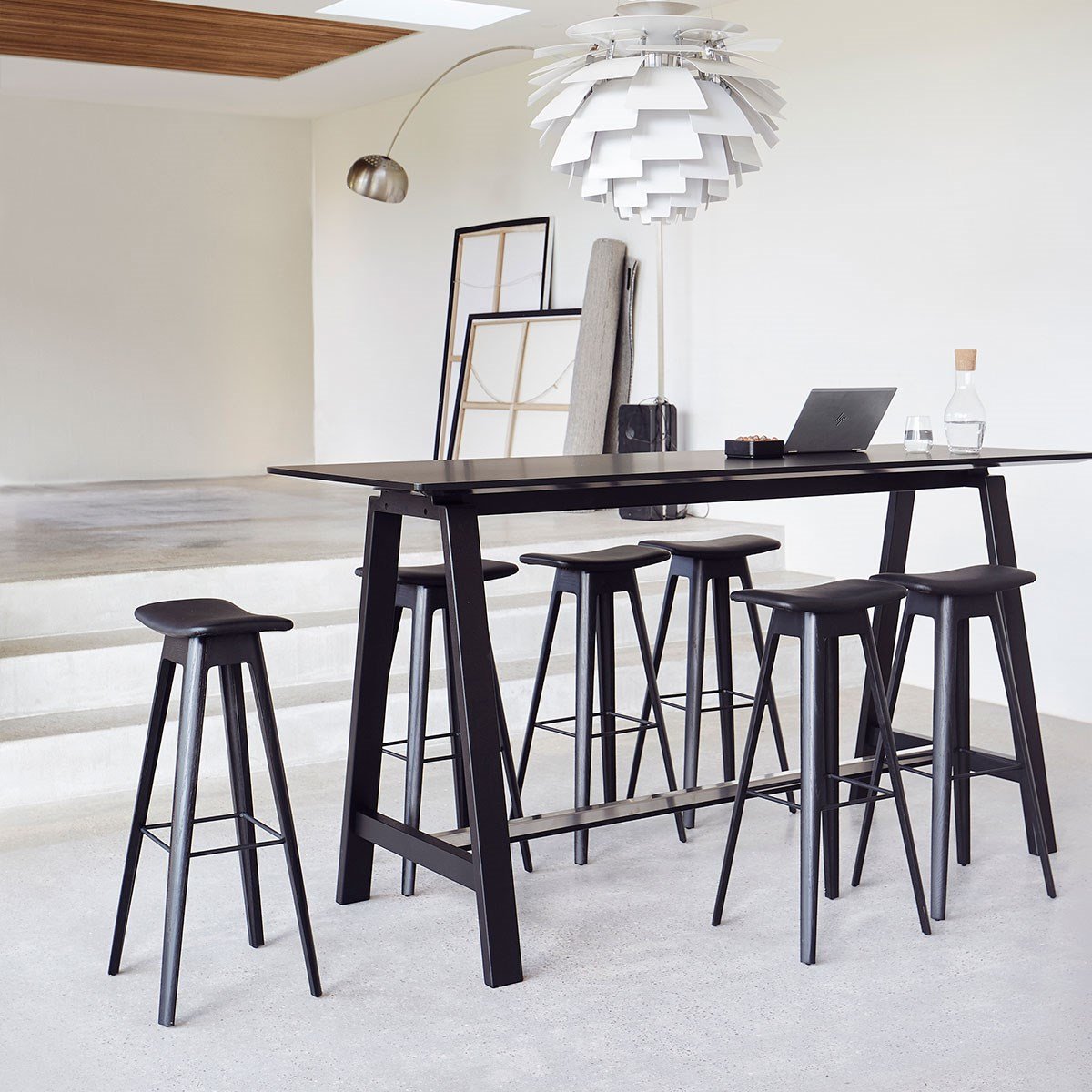 Andersen Furniture HC1 Bar Taburete de roble negro, asiento de cuero negro, H 80 cm