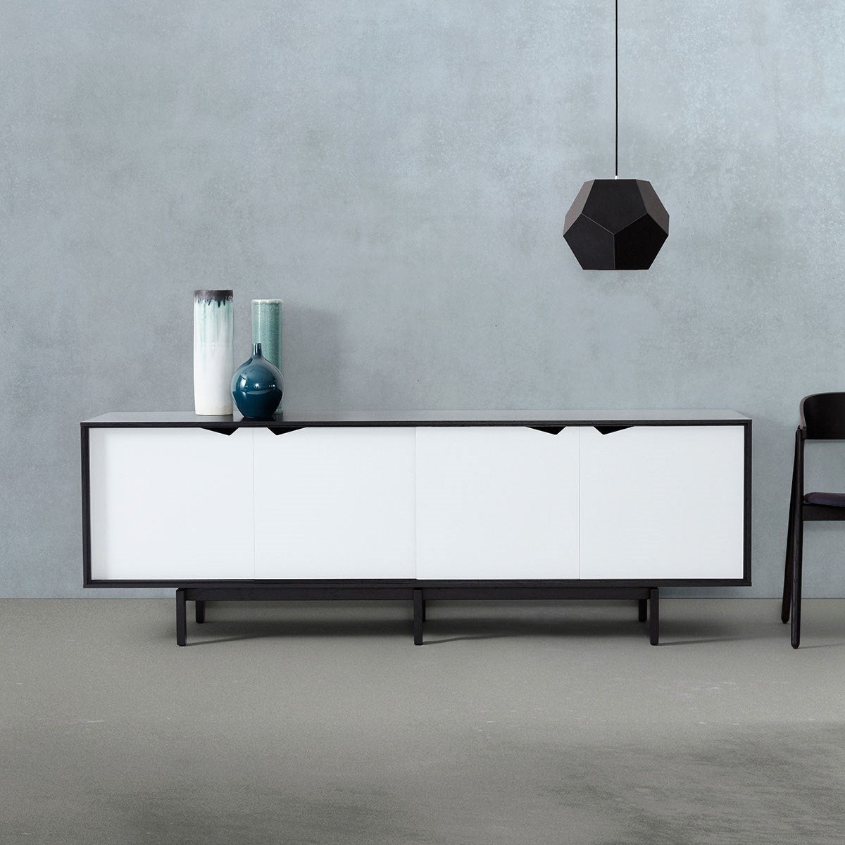 Andersen Furniture S1 Sideboard Schwarz, weiße Schubladen, 200cm