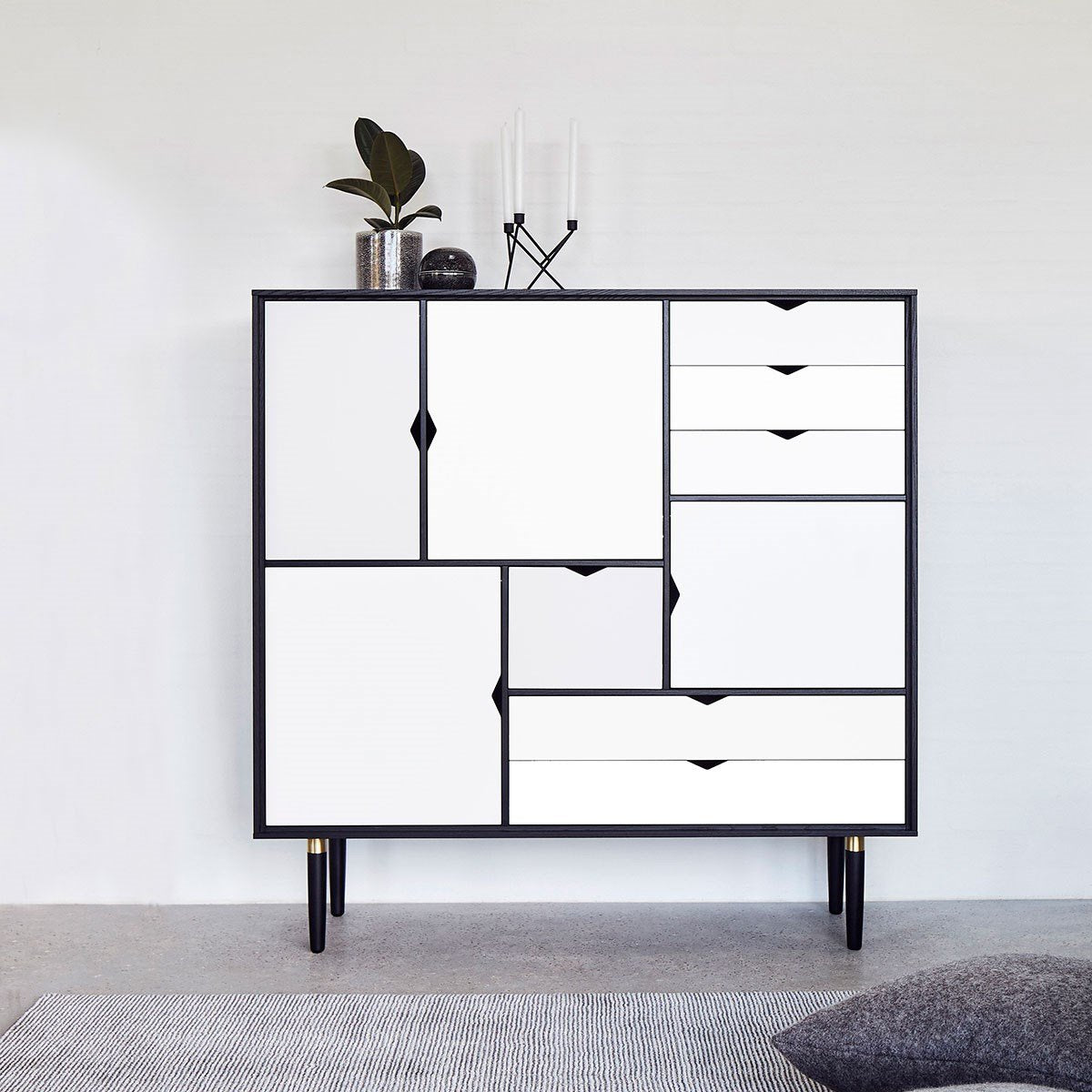 Andersen Furniture S3 -kaapin musta, valkoinen etuosa