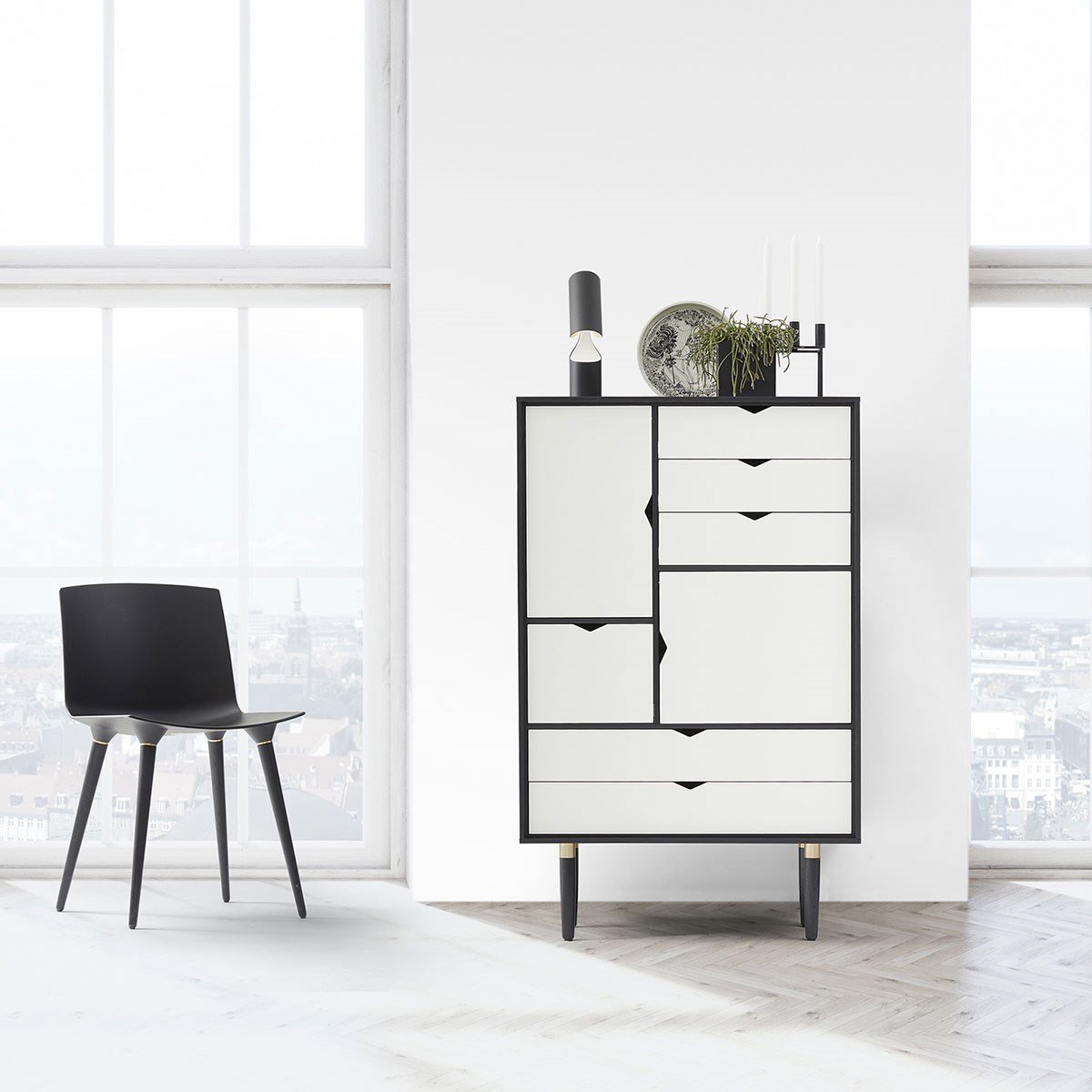 Andersen Furniture S5 Cabinet nero, fronte bianco