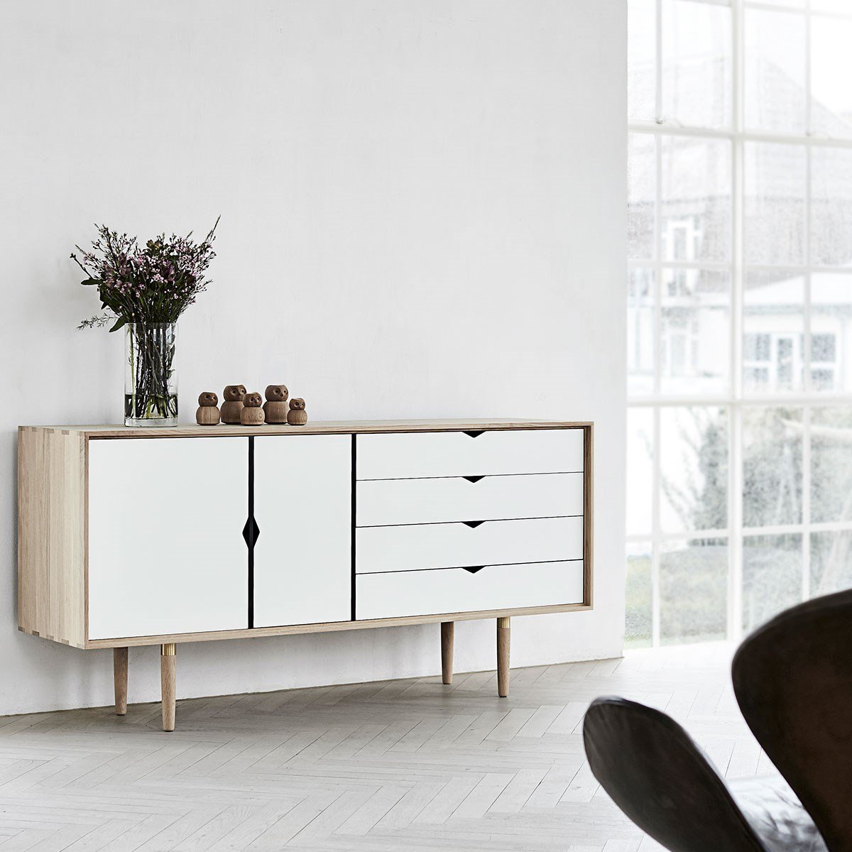 Andersen Furniture S6 -sivupöydällä oleva tammi, valkoinen etuosa